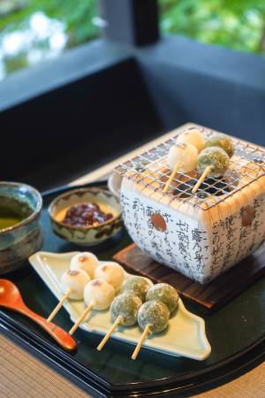 お客様の声から待望の実現！七輪で焼くお団子が人気の「eXcafe」ブランドが名所の桜と初コラボ！