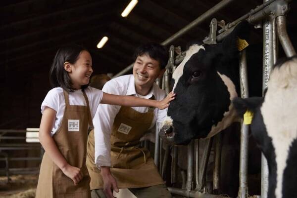 【リゾナーレトマム】1日1組限定　家族で酪農体験「酪農ファミリーステイ」販売　搾乳から乳製品づくりも｜期間：2022年7月1日～8月30日
