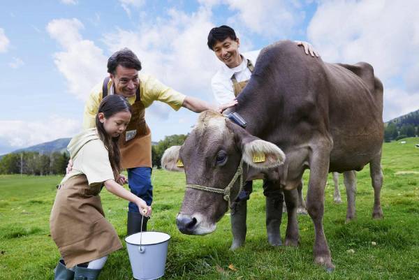 【リゾナーレトマム】1日1組限定　家族で酪農体験「酪農ファミリーステイ」販売　搾乳から乳製品づくりも｜期間：2022年7月1日～8月30日