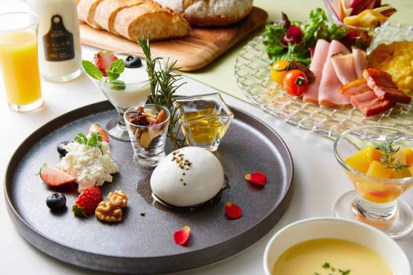 【リゾナーレトマム】1日1組限定　家族で酪農体験「酪農ファミリーステイ」販売　搾乳から乳製品づくりも｜期間：2022年7月1日～8月30日