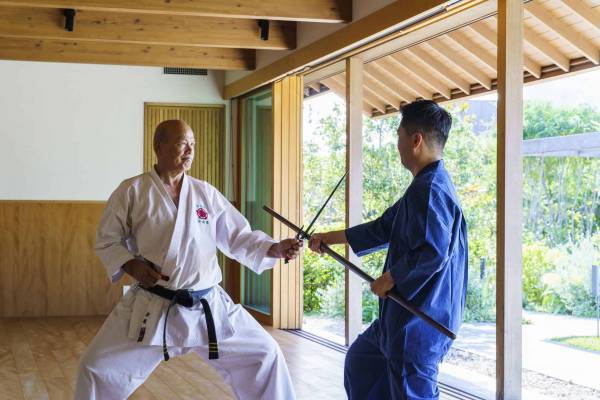 【星のや沖縄】沖縄発祥の「唐手」稽古に、琉球古武道を取り入れた型の稽古を新たに加え、海辺で動禅瞑想ができるプログラムを今年も開催｜期間：2022年9月1日～11月30日