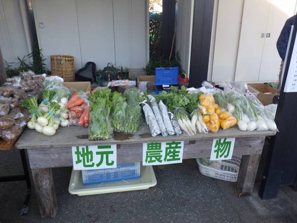 小峰公園で秋の収穫市を開催。地元の新鮮野菜をご用意してお待ちしております。