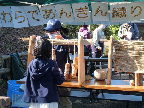 小峰公園で秋の収穫市を開催。地元の新鮮野菜をご用意してお待ちしております。
