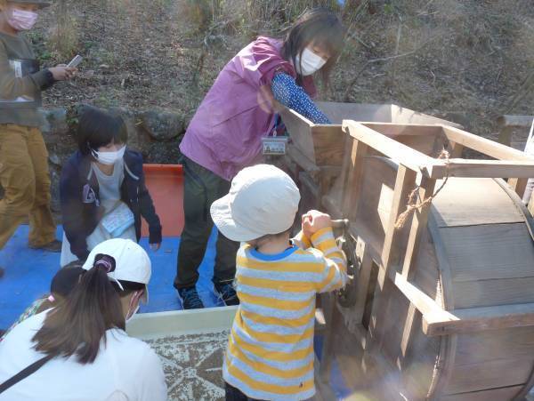 小峰公園で秋の収穫市を開催。地元の新鮮野菜をご用意してお待ちしております。