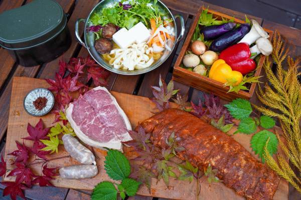 薪火と炭火の極意を試す！BBQ本格派も唸るグリルが付いたグランピングが限定オープン。