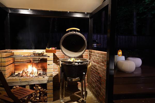 薪火と炭火の極意を試す！BBQ本格派も唸るグリルが付いたグランピングが限定オープン。