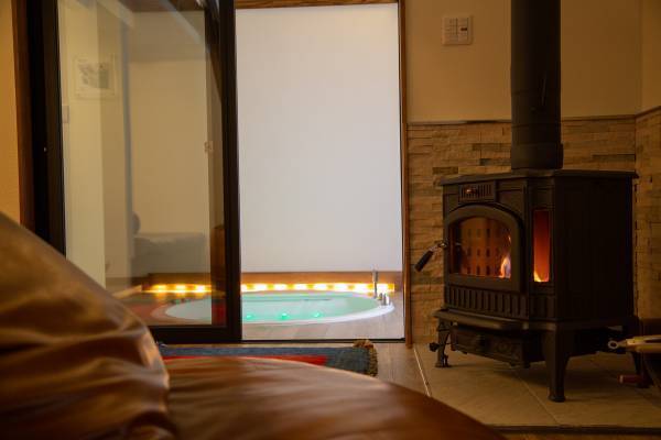 薪火と炭火の極意を試す！BBQ本格派も唸るグリルが付いたグランピングが限定オープン。