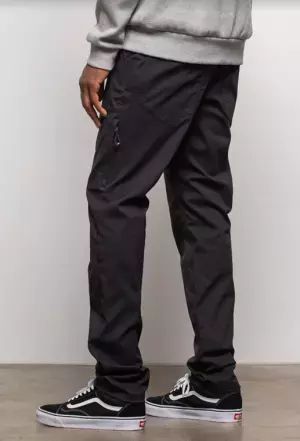 発売後、わずか1週間でSOLDOUTとなったLA発スノーボードウェアトップブランド『６８６(シックスエイトシックス)』のカジュアルライン「EVERYWHERE COLLECTION」より、最新のテクノロジーを凝縮し、 メリノウール生地をインナーライナーに施したテクニカルパンツを発売