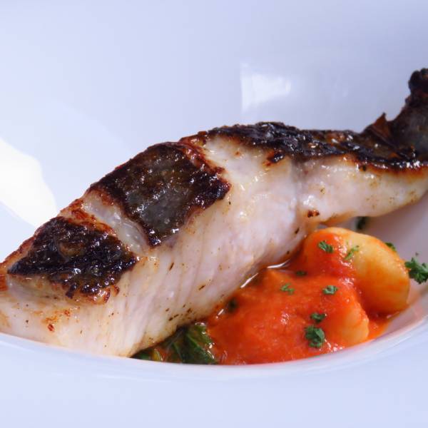 ここはパリのビストロ？春の訪れ感じるランチ・ディナーをご賞味あれ！！