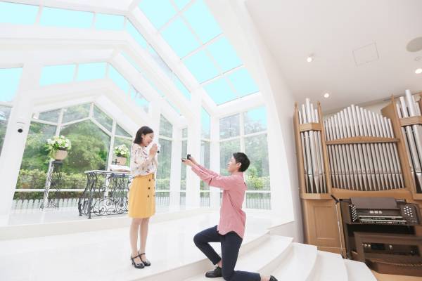 仙台唯一の「恋人の聖地」サテライトで叶える『最高のプロポーズ～クリスマスプラン2022～』キャンドルきらめくチャペルを“ふたり占め”したロマンティックなサプライズを