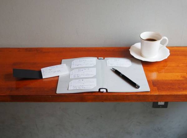 読書記録はアナログで！新生活の目標に、自分を豊かにする読書ログのススメ。読書記録カードとアルバムのギフトセット販売中。