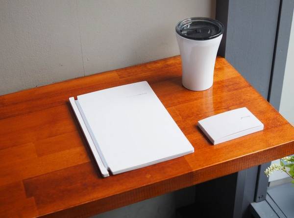 読書記録はアナログで！新生活の目標に、自分を豊かにする読書ログのススメ。読書記録カードとアルバムのギフトセット販売中。