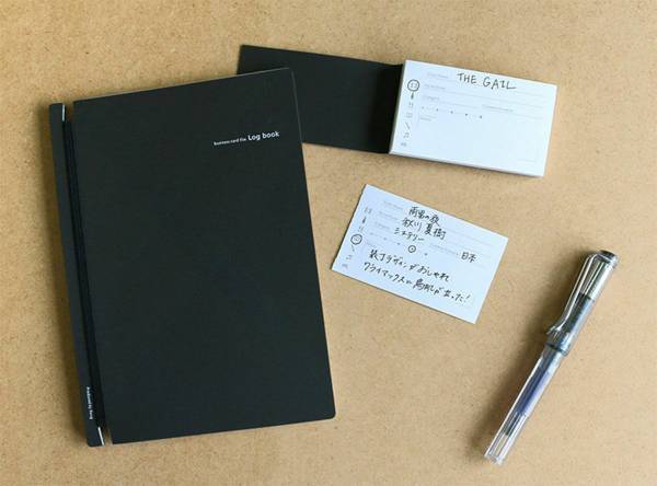 読書記録はアナログで！新生活の目標に、自分を豊かにする読書ログのススメ。読書記録カードとアルバムのギフトセット販売中。