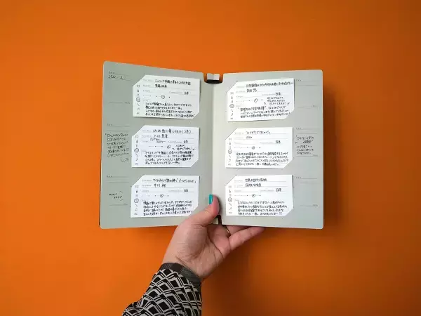 読書記録はアナログで！新生活の目標に、自分を豊かにする読書ログのススメ。読書記録カードとアルバムのギフトセット販売中。