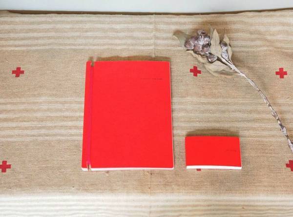 読書記録はアナログで！新生活の目標に、自分を豊かにする読書ログのススメ。読書記録カードとアルバムのギフトセット販売中。