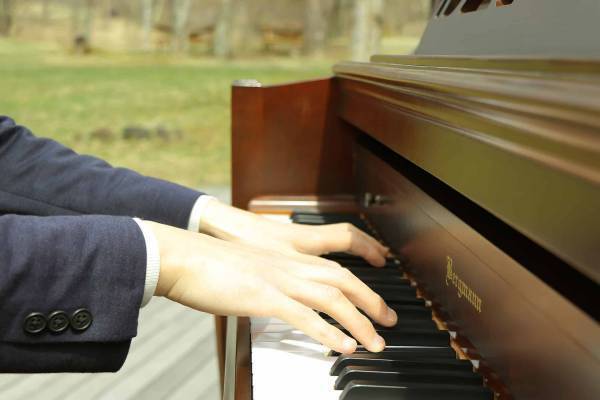 【軽井沢星野エリア】森に囲まれた広場で、ピアノを弾いて・聞いて楽しめるイベントを開催 ～ミニライブ＆聞きたい曲をリクエストできるストリートピアノ～ ｜期間：2022年9月3日～10月2日の土・日と祝日