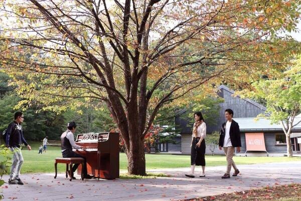 【軽井沢星野エリア】森に囲まれた広場で、ピアノを弾いて・聞いて楽しめるイベントを開催 ～ミニライブ＆聞きたい曲をリクエストできるストリートピアノ～ ｜期間：2022年9月3日～10月2日の土・日と祝日