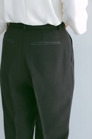 ＜洋服の青山＞ 子育て世代からの支持が高いクリエイティブディレクター高園あずささんと初コラボ 　ビジネスからオケージョンまで使えるセットアップを企画開発