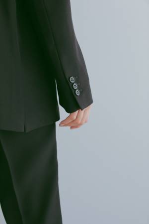 ＜洋服の青山＞ 子育て世代からの支持が高いクリエイティブディレクター高園あずささんと初コラボ 　ビジネスからオケージョンまで使えるセットアップを企画開発