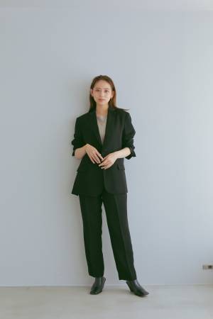 ＜洋服の青山＞ 子育て世代からの支持が高いクリエイティブディレクター高園あずささんと初コラボ 　ビジネスからオケージョンまで使えるセットアップを企画開発