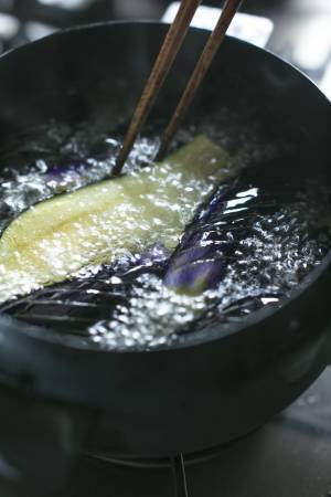 ～ツレヅレハナコ×オレンジぺージがコラボ～ ‟揚げものが楽しくなる”理想の揚げ鍋が完成！