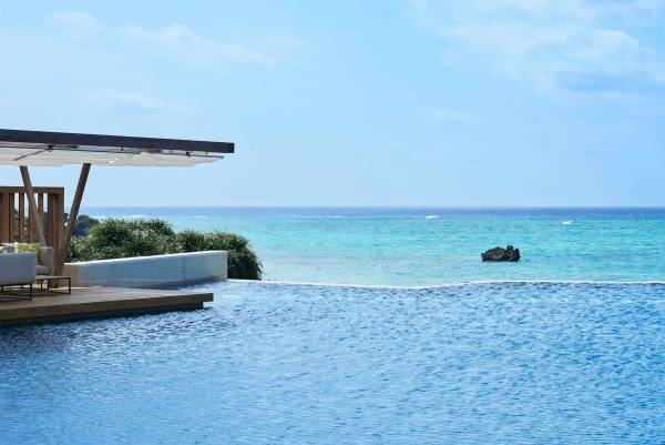 【星のや沖縄】海を臨むプールサイドで、シークヮーサー本来の香りが引き立つ料理を堪能できる「爽秋シークヮーサーランチ」登場｜期間：2022年9月1日～11月30日