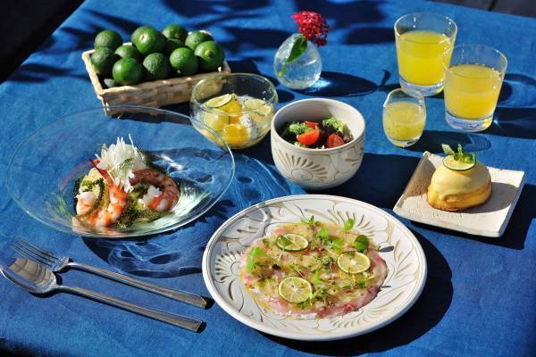 【星のや沖縄】海を臨むプールサイドで、シークヮーサー本来の香りが引き立つ料理を堪能できる「爽秋シークヮーサーランチ」登場｜期間：2022年9月1日～11月30日