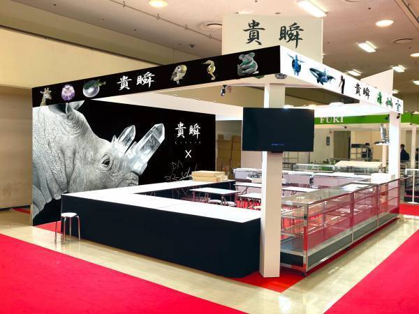 よみがえる恐竜×宝石！！ジュエリーメーカー『KISHUN（キシュン）』が新世代の色鉛筆画家『安部祐一朗（長靴をはいた描）』氏描き下ろしの最新色鉛筆画をブースデザインとして世界最速公開！安部氏による色鉛筆画のライブドローイングも緊急決定！！今世紀最大数・最高品質のルース＆ジュエリーと最新アートイベントで『第26回神戸国際宝飾展』にて宝飾業界の新たな道を示します！！