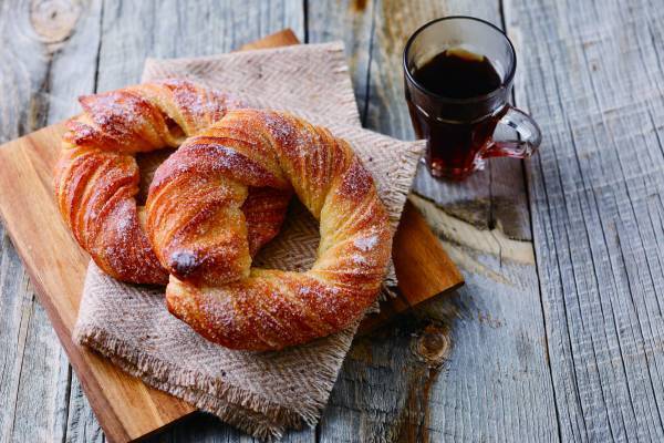 【近畿圏ライフ】“サクサク”と“もちもち”が同時に楽しめるよくばりな新食感！発売から1ヶ月で11万個を売り上げた「ベーグルクロワッサン」をリニューアル
