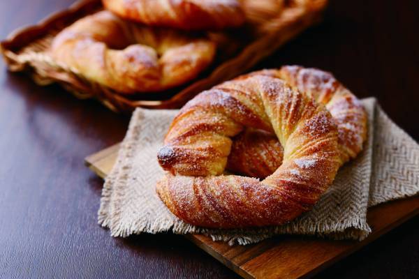 【近畿圏ライフ】“サクサク”と“もちもち”が同時に楽しめるよくばりな新食感！発売から1ヶ月で11万個を売り上げた「ベーグルクロワッサン」をリニューアル