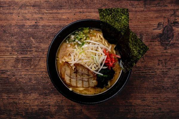 王子駅より徒歩2分！学生や女性に人気の具だくさん横浜家系ラーメンが美味しい『横浜家系ラーメン 上昇気流』の情報をFindグルメで公開