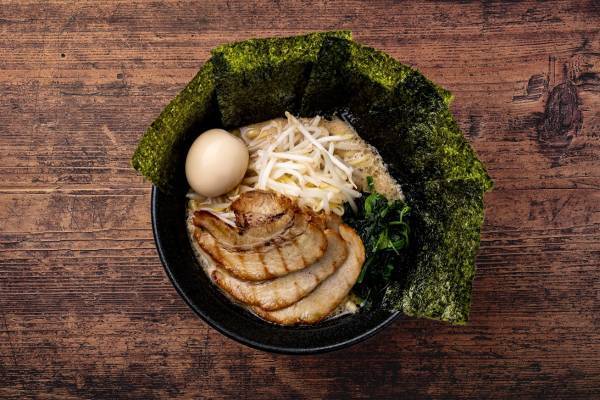 王子駅より徒歩2分！学生や女性に人気の具だくさん横浜家系ラーメンが美味しい『横浜家系ラーメン 上昇気流』の情報をFindグルメで公開