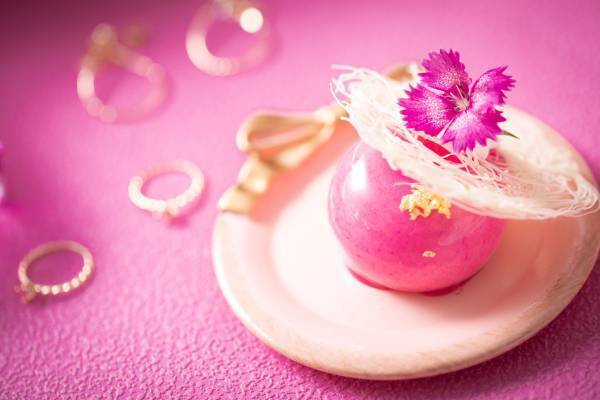 名古屋初！結婚式場で楽しむ“わんちゃん同伴可能”なアフタヌーンティー開始！ 乙女心をくすぐる、ファッションアイテム＆ピンクカラーモチーフのいちご満載スイーツに心ときめく『マイ・フェア・レディ アフタヌーンティー ～STRAWBERRY PINK～』販売