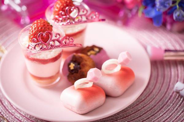 名古屋初！結婚式場で楽しむ“わんちゃん同伴可能”なアフタヌーンティー開始！ 乙女心をくすぐる、ファッションアイテム＆ピンクカラーモチーフのいちご満載スイーツに心ときめく『マイ・フェア・レディ アフタヌーンティー ～STRAWBERRY PINK～』販売