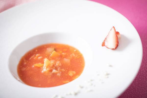 名古屋初！結婚式場で楽しむ“わんちゃん同伴可能”なアフタヌーンティー開始！ 乙女心をくすぐる、ファッションアイテム＆ピンクカラーモチーフのいちご満載スイーツに心ときめく『マイ・フェア・レディ アフタヌーンティー ～STRAWBERRY PINK～』販売