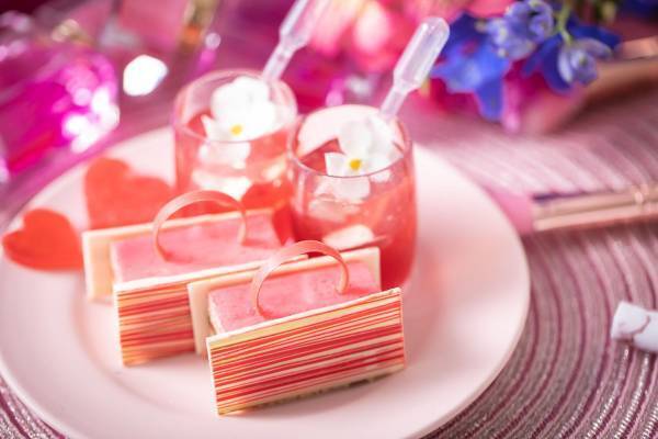 名古屋初！結婚式場で楽しむ“わんちゃん同伴可能”なアフタヌーンティー開始！ 乙女心をくすぐる、ファッションアイテム＆ピンクカラーモチーフのいちご満載スイーツに心ときめく『マイ・フェア・レディ アフタヌーンティー ～STRAWBERRY PINK～』販売
