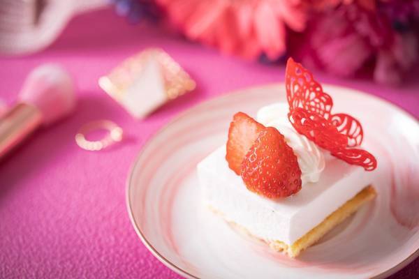 名古屋初！結婚式場で楽しむ“わんちゃん同伴可能”なアフタヌーンティー開始！ 乙女心をくすぐる、ファッションアイテム＆ピンクカラーモチーフのいちご満載スイーツに心ときめく『マイ・フェア・レディ アフタヌーンティー ～STRAWBERRY PINK～』販売