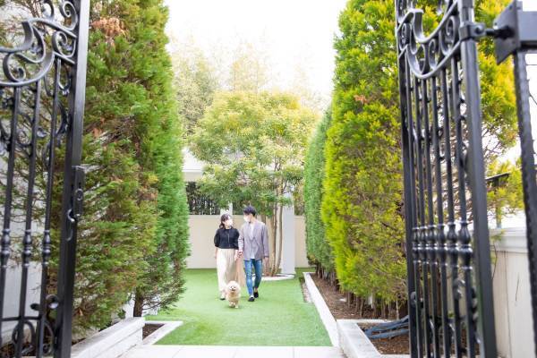 名古屋初！結婚式場で楽しむ“わんちゃん同伴可能”なアフタヌーンティー開始！ 乙女心をくすぐる、ファッションアイテム＆ピンクカラーモチーフのいちご満載スイーツに心ときめく『マイ・フェア・レディ アフタヌーンティー ～STRAWBERRY PINK～』販売