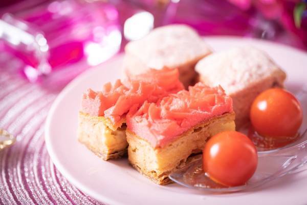 名古屋初！結婚式場で楽しむ“わんちゃん同伴可能”なアフタヌーンティー開始！ 乙女心をくすぐる、ファッションアイテム＆ピンクカラーモチーフのいちご満載スイーツに心ときめく『マイ・フェア・レディ アフタヌーンティー ～STRAWBERRY PINK～』販売