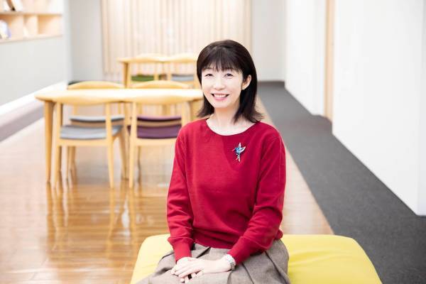 大人のクリスマスの贈りものに赤と青のギフトブック 青山美智子と水彩作家のコラボ第２弾『ユア・プレゼント』発売