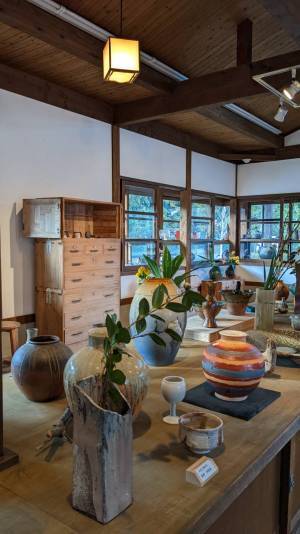 射水市陶房「匠の里」地元の休眠家具を活用しギャラリースペースをリニューアルオープン