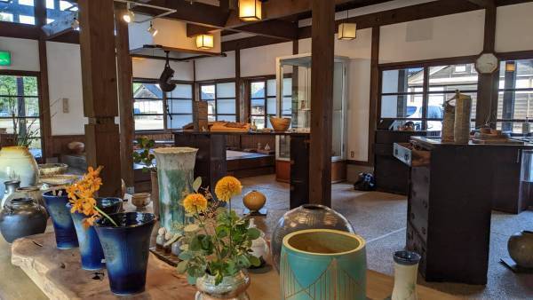 射水市陶房「匠の里」地元の休眠家具を活用しギャラリースペースをリニューアルオープン