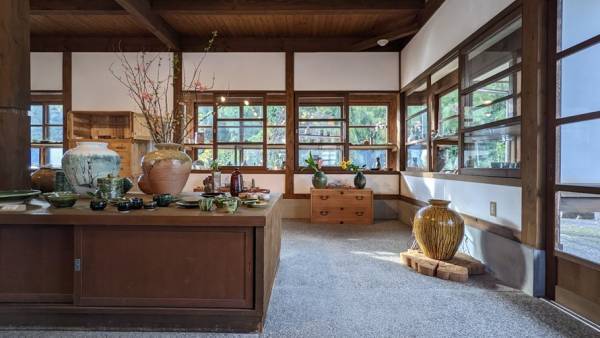 射水市陶房「匠の里」地元の休眠家具を活用しギャラリースペースをリニューアルオープン