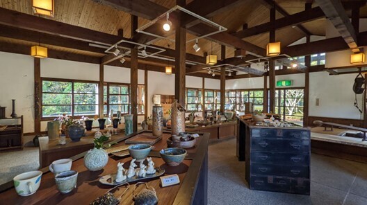 射水市陶房「匠の里」地元の休眠家具を活用しギャラリースペースをリニューアルオープン