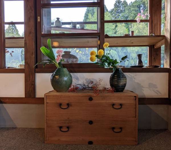 射水市陶房「匠の里」地元の休眠家具を活用しギャラリースペースをリニューアルオープン