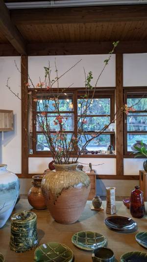 射水市陶房「匠の里」地元の休眠家具を活用しギャラリースペースをリニューアルオープン