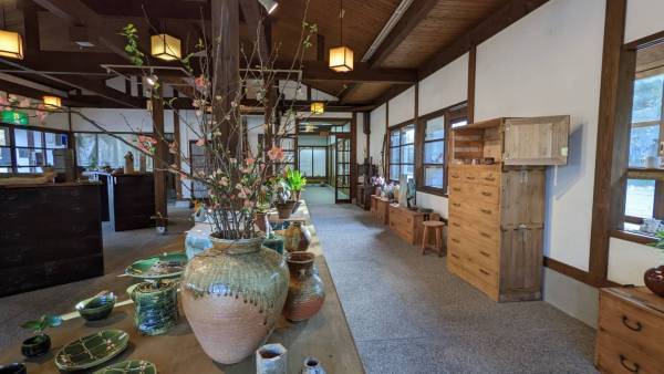 射水市陶房「匠の里」地元の休眠家具を活用しギャラリースペースをリニューアルオープン