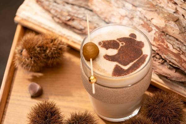 【軽井沢星野エリア】紅葉の「ケラ池スケートリンク」営業開始～3日間限定の「月灯りスケート」＆秋限定のマロンラテ新登場～｜営業開始日：2022年10月21日（紅葉期間は11月10日頃まで）