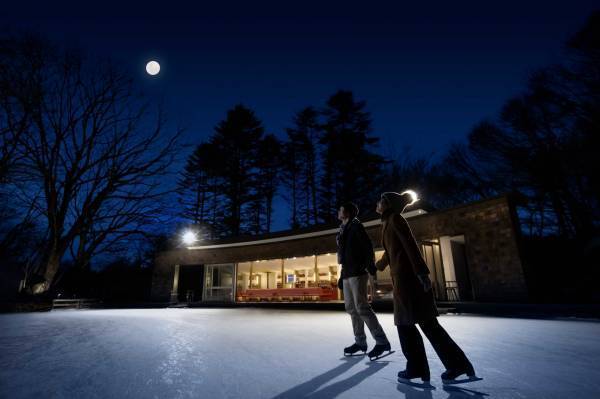 【軽井沢星野エリア】紅葉の「ケラ池スケートリンク」営業開始～3日間限定の「月灯りスケート」＆秋限定のマロンラテ新登場～｜営業開始日：2022年10月21日（紅葉期間は11月10日頃まで）