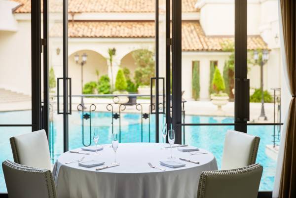 『ベイサイド マリンブルーアフタヌーンティー』幻想的な“ひんやり”演出＆“マリン”モチーフのキュートなスイーツをご堪能